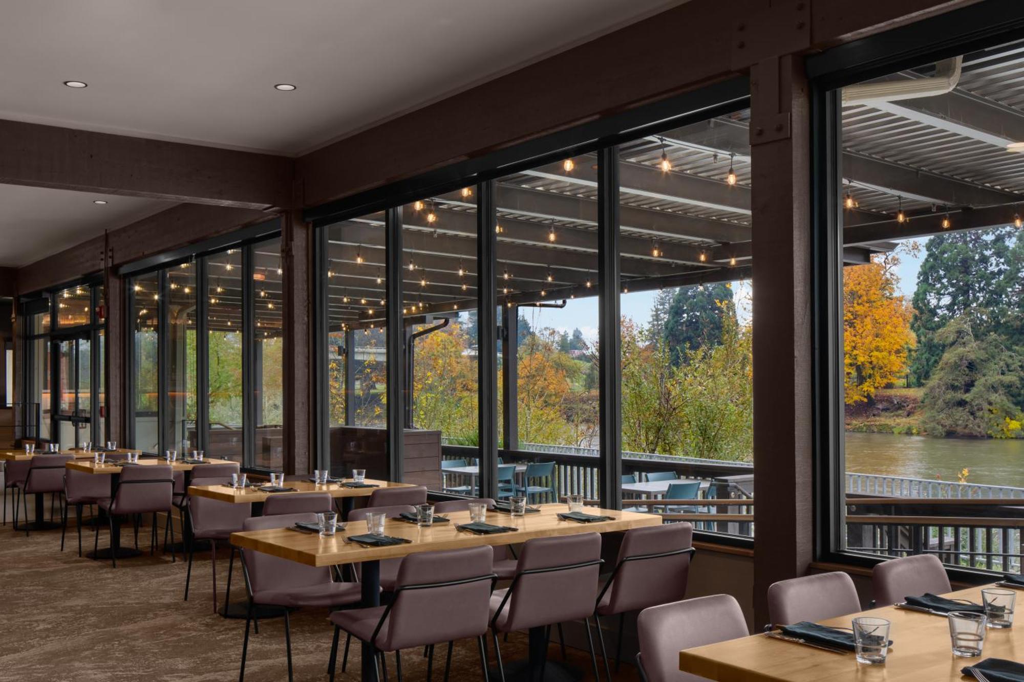 Valley River Inn Eugene Exterior photo