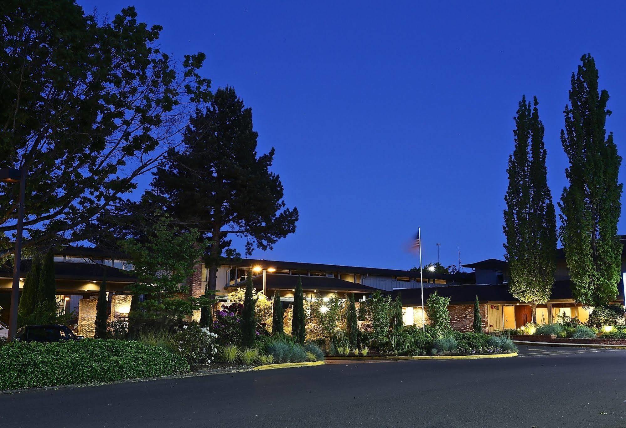 Valley River Inn Eugene Exterior photo